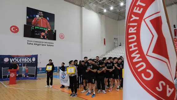 Sivas'ta Üniversitelerarası voleybol mücadelesi başladı
