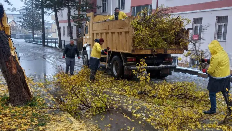 Sivas’ta Kar Yağışının Ardından Çalışmalar Aralıksız Sürüyor