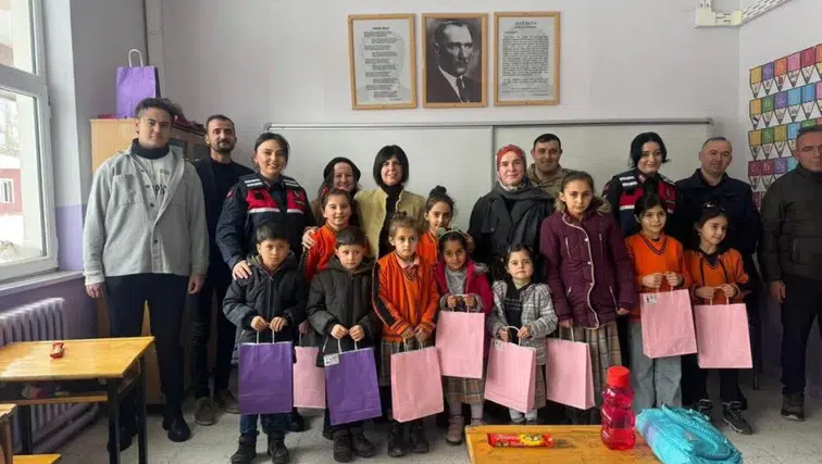 Sivas İl Jandarma Komutanlığı, Zara’da ilkokul öğrencilerini yalnız bırakmadı