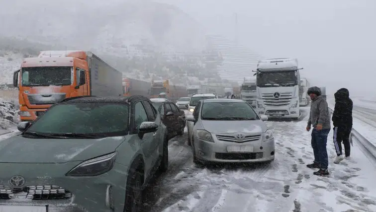 Erzincan-Sivas kara yolunda yoğun kar ulaşımı felç etti