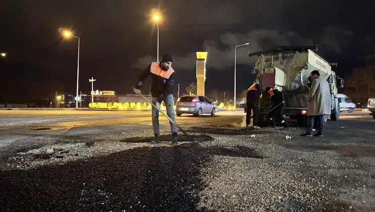 Sivas'ta Yıpranan Yollar İçin Gece Çalışılıyor
