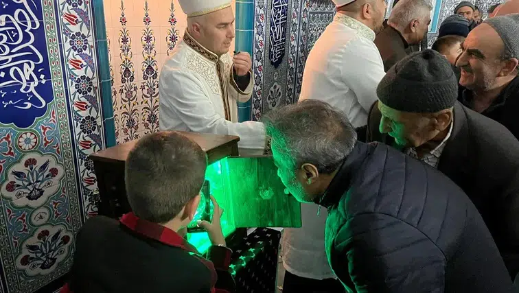 Sivas Ulaş'ta Sakal-ı Şerif Ziyarete Açıldı, Cami Doldu Taştı