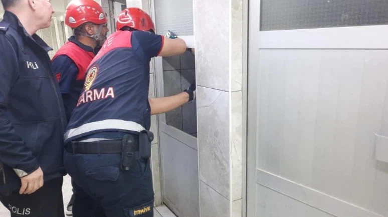 Tuvalette ayağı kaydı, kafasını çarptı