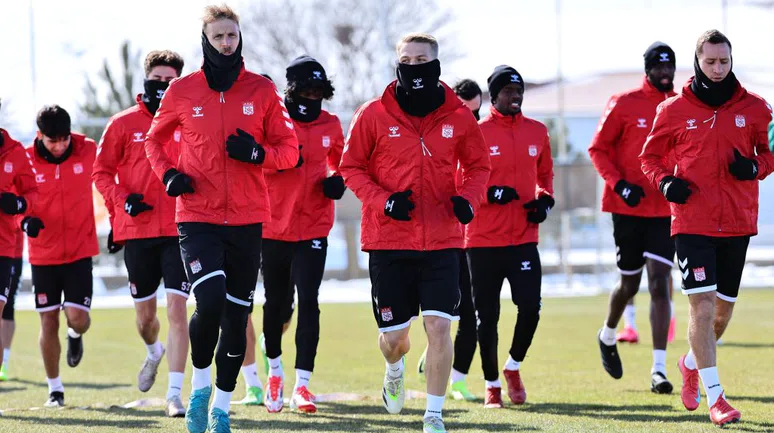 Sivasspor'da Buz Gibi Havada Sıcak Çalışma