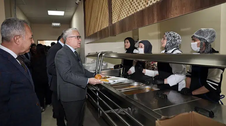 Sivas’ta Vali öğrencilerle yemek sırasına girdi
