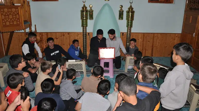 Sivas'ta bu camide yatsıdan sonra ışıklar hiç sönmüyor