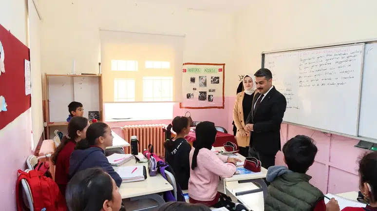 Sivas Millî Eğitim Müdüründen Çobansaray’da eğitime yakın temas