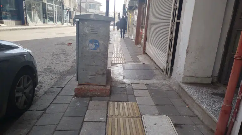 Sivas'ın Kaldırımlarında İhmal! Şeritler Neden Kesik?