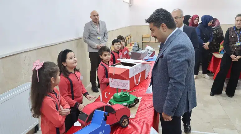 Sivas'ta öğrenciler hayallerini bu sergide gösterdi