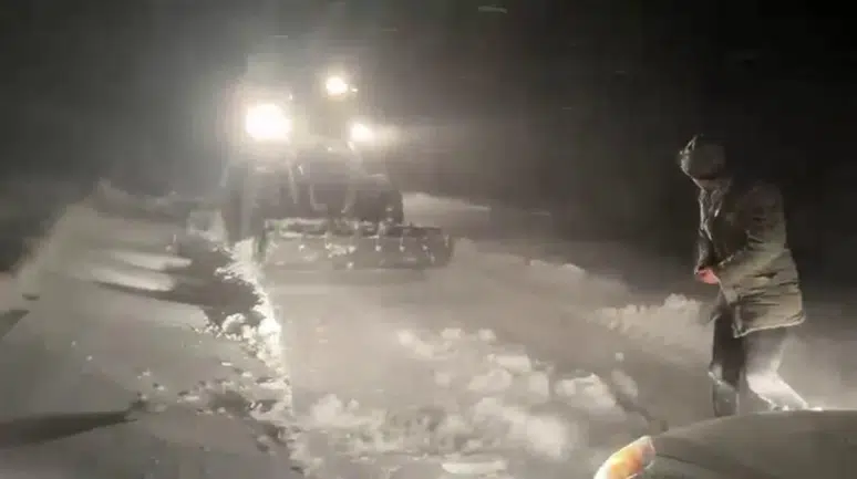 Sivas'ta kış bastırdı, arabalar yollarda kaldı!