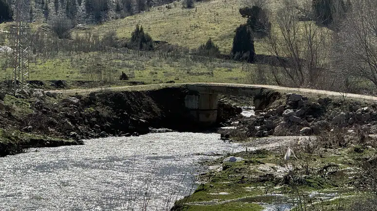 Komşuda Dev Köprü Kağıt Gibi Yıkıldı, Ulaşım Kesildi