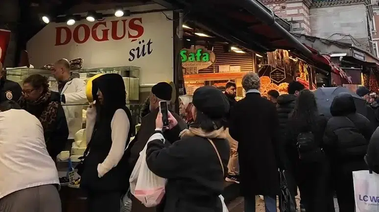 İstanbul Mısır Çarşısı Esnafı Eski Günleri Mumla Arıyor