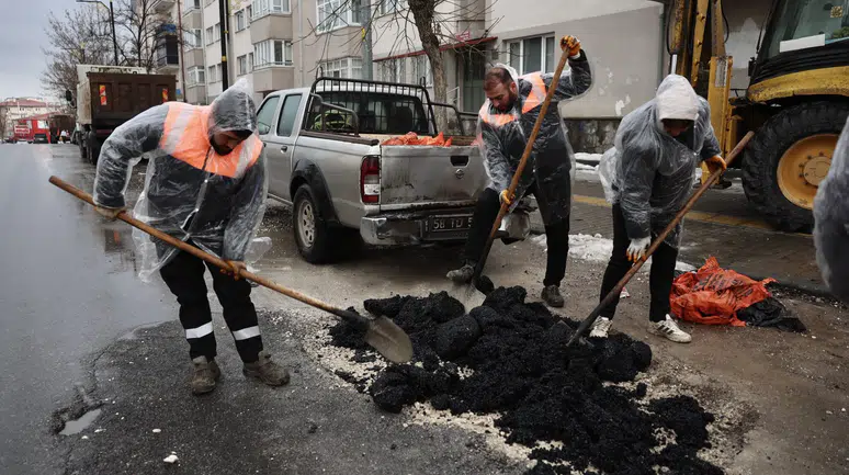 Sivas Belediyesi sahada! Bozulan yollar onarılıyor