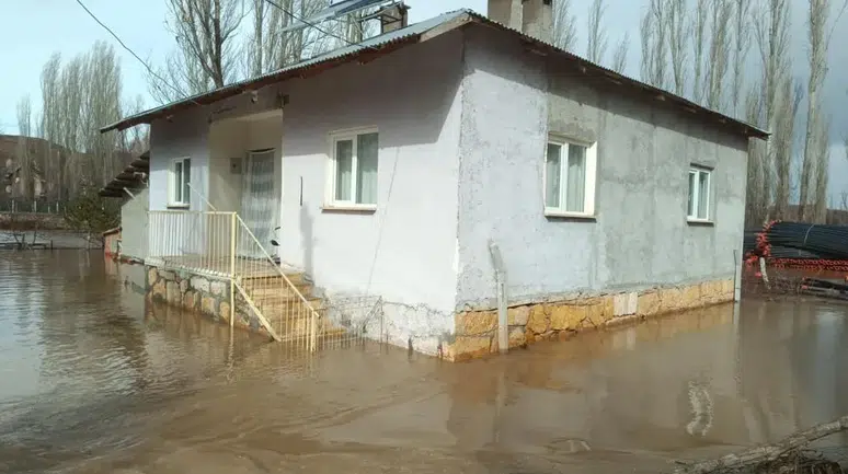 Sivas Kalın'da Eriyen Kar Suları İle Yükselen Dereler Yaşam Alanlarına Kadar Taştı!