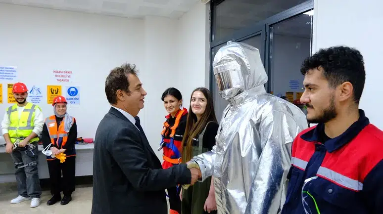 Sivas İmranlı MYO’da Anlamlı Buluşma: Öğrencilere Üniforma Takdimi Yapıldı