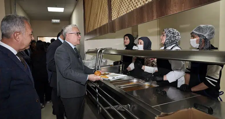 Sivas’ta Vali öğrencilerle yemek sırasına girdi