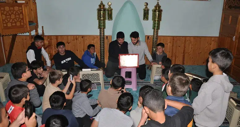 Sivas'ta bu camide yatsıdan sonra ışıklar hiç sönmüyor