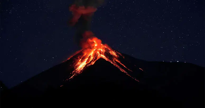 Geçen Yıldan Bu Yana O İlk Kez Oldu! Yanardağ Patladı! Kül Bulutu 4 Bin 400 Metreyi Aştı!