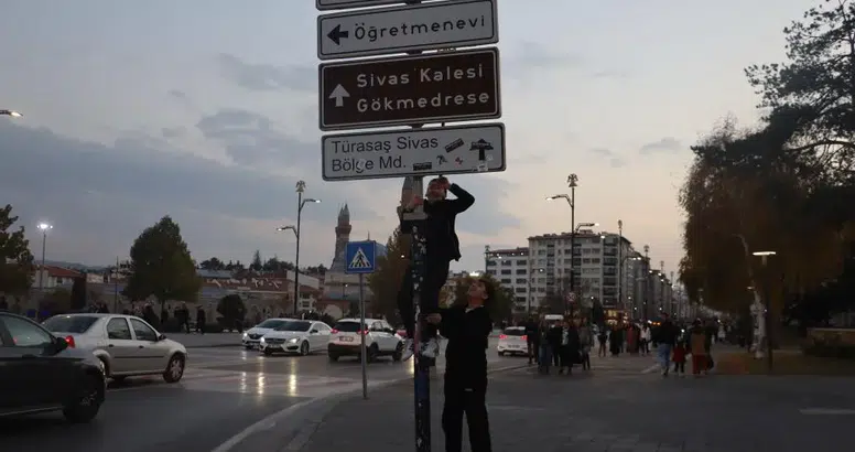 Cumhuriyet Üniversitesi Tabelası Bile Söküldü! Çılgın Akım!