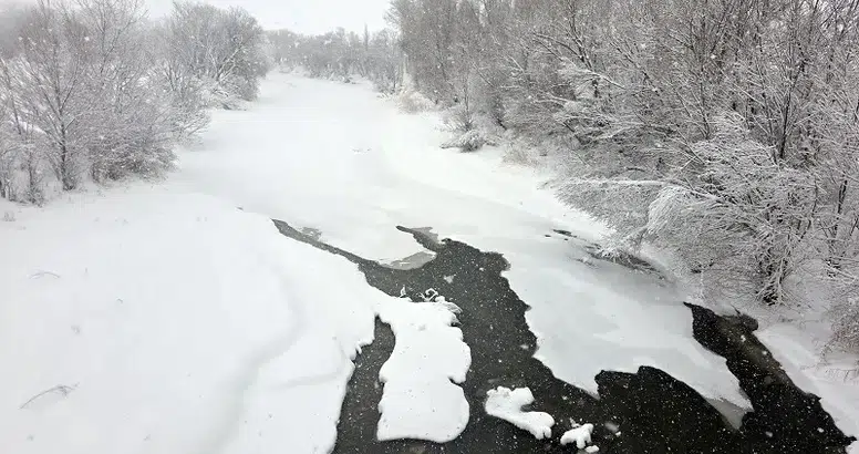 Sivas'ta Kızılırmak Dondu, 1 Metreyi Aşan Buz Sarkıtlar Oluştu