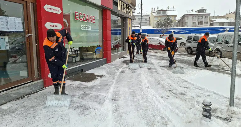Sivas Belediyesi karla mücadelede mahalle mahalle sahada