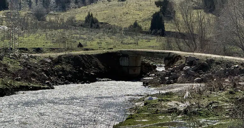 Komşuda Dev Köprü Kağıt Gibi Yıkıldı, Ulaşım Kesildi