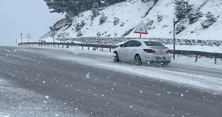 Sivas - Tokat Karayolunda Kar Yağışı Etkili Oluyor!
