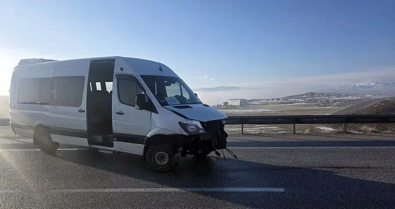 Zara Yatılı Okulu Öğretmenleri Hafik’te Kaza Geçirdi