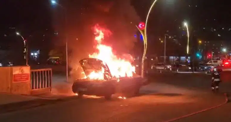 Seyir Halindeki Otomobil Alev Alev Yandı! İşte O Feci Anlar