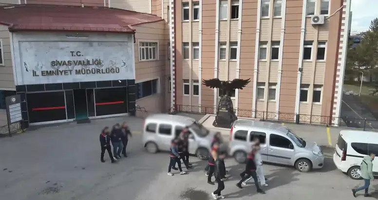 Sivas'ta Kar Maskeli Saldırının Sonu: 4 Şüpheliden 3’ü Parmaklıklar Ardında