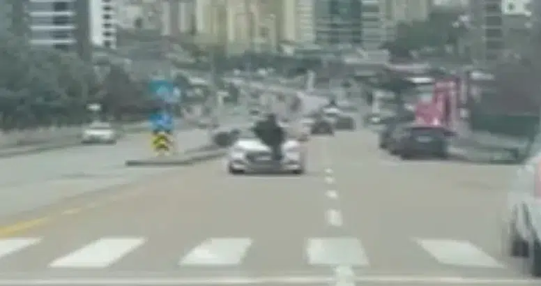 Sürücü Kursu Eğitmeni Tartıştığı Sürücüyü Kaput Üzerinde Kilometrelerce Sürükledi