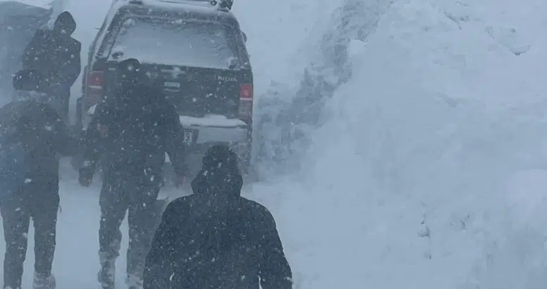 Sivas'ta 2 Metrelik Karda Mahsur Kalan Sürücü Kurtarıldı!