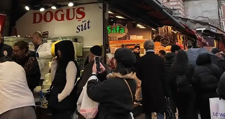 İstanbul Mısır Çarşısı Esnafı Eski Günleri Mumla Arıyor