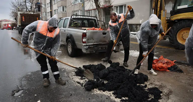 Sivas Belediyesi sahada! Bozulan yollar onarılıyor