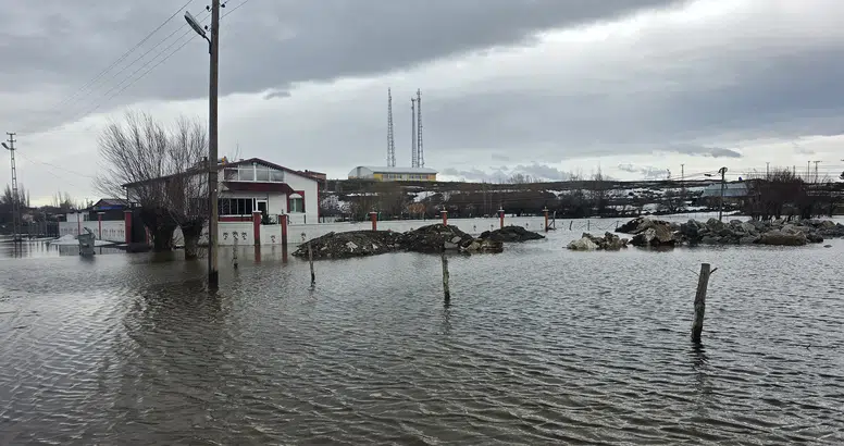 Sivas’ın Hafik İlçesinde Vatandaş Çaresiz Kaldı! Mezarlık Bile Sular Altında Kaldı!