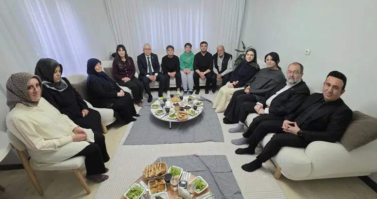 Ramazan Bereketini Paylaşmak İçin Aile Ziyaretine Gittiler
