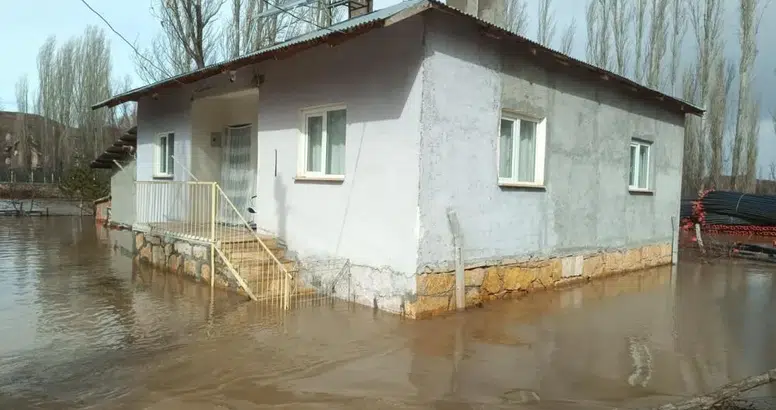 Sivas Kalın'da Eriyen Kar Suları İle Yükselen Dereler Yaşam Alanlarına Kadar Taştı!