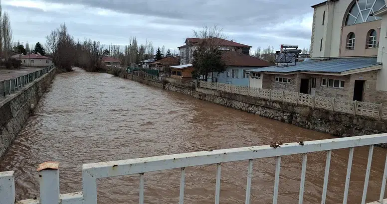 Sivas Tecer Dağı’ndan Gelen Tehlike: Irmakta Debi Hızla Arttı