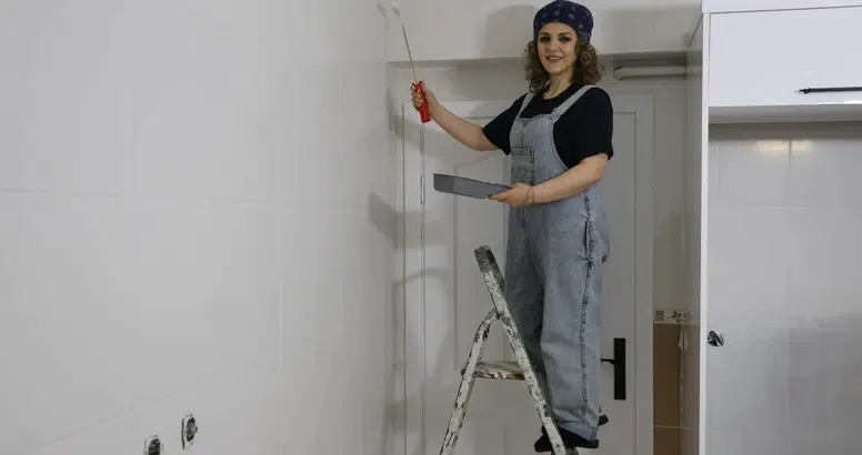 Tırnak Değil Duvar Boyuyor: 5 Yılda 400 Ev Boyadı