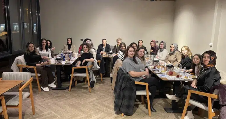 Sivas’ta İlginç Veda: Önce Kötü Haber Verdiler, Sonra Halay Çektiler