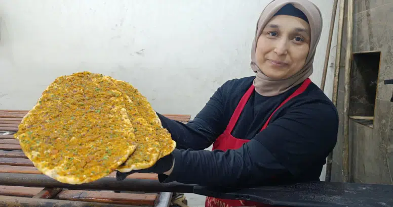 Fırında Görenler İnanamıyor: Küreği Elinden Bırakmıyor