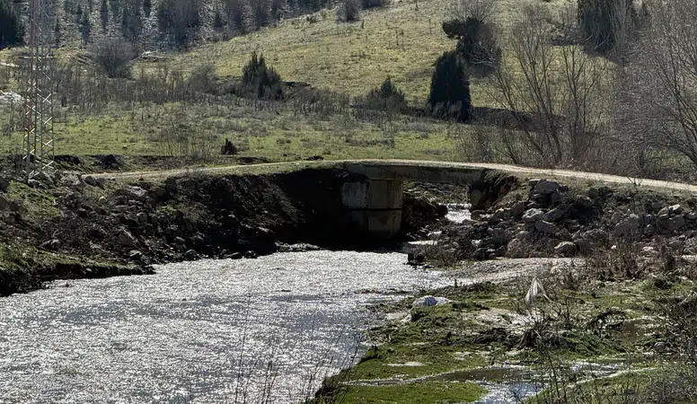 Komşuda Dev Köprü Kağıt Gibi Yıkıldı, Ulaşım Kesildi