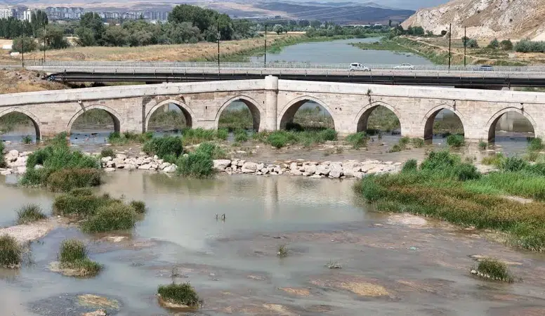 Eriyen Karlar Sivas'tan Doğan Türkiye'nin En Uzun Nehrini Coşturdu!