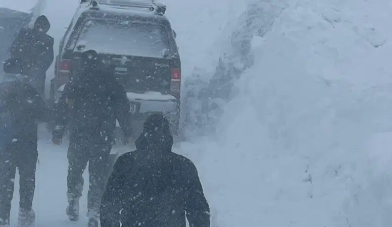 Sivas'ta 2 Metrelik Karda Mahsur Kalan Sürücü Kurtarıldı!