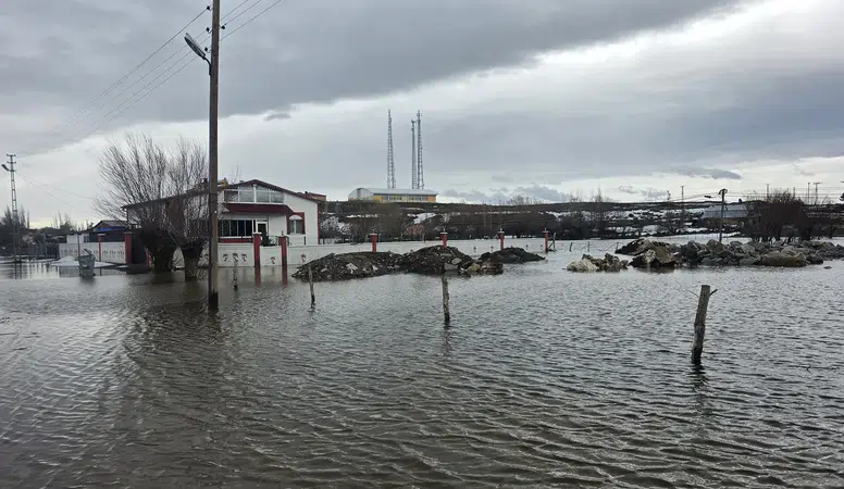 Sivas’ın Hafik İlçesinde Vatandaş Çaresiz Kaldı! Mezarlık Bile Sular Altında Kaldı!