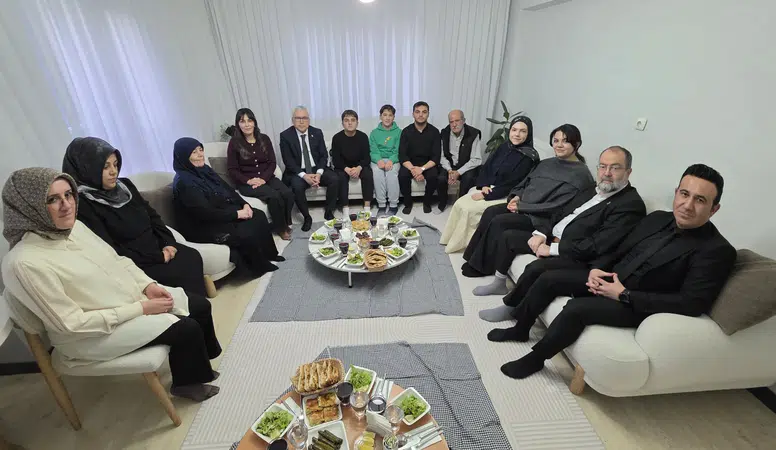 Ramazan Bereketini Paylaşmak İçin Aile Ziyaretine Gittiler