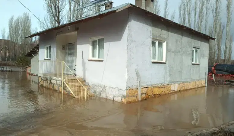 Sivas Kalın'da Eriyen Kar Suları İle Yükselen Dereler Yaşam Alanlarına Kadar Taştı!