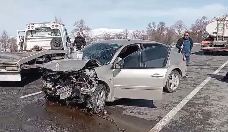 Feci Kaza! İki Otomobil Kafa Kafaya Çarpıştı!