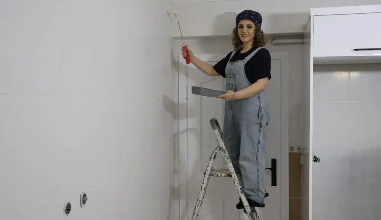 Tırnak Değil Duvar Boyuyor: 5 Yılda 400 Ev Boyadı